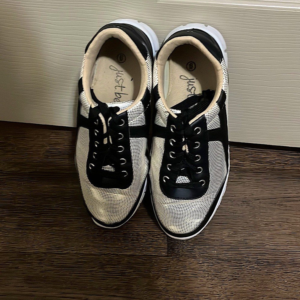 These are a pair of Just Be shoes that are size 6 an colors:silver,black anwhite